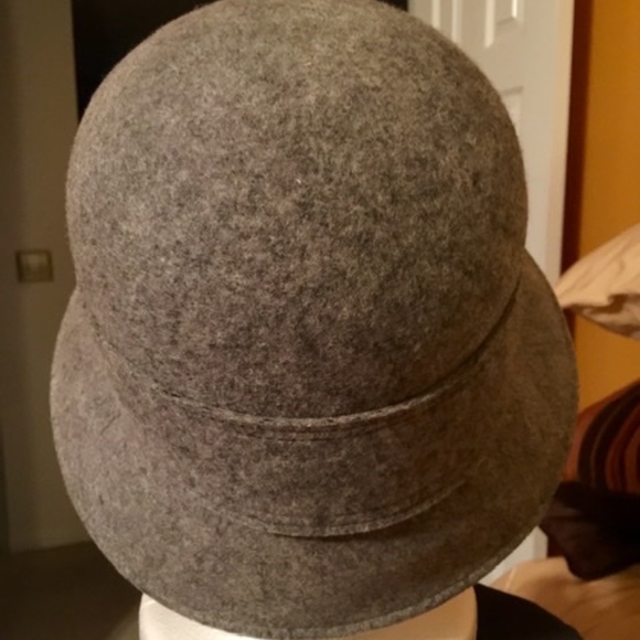 Ladies hat - Picture 3 of 5